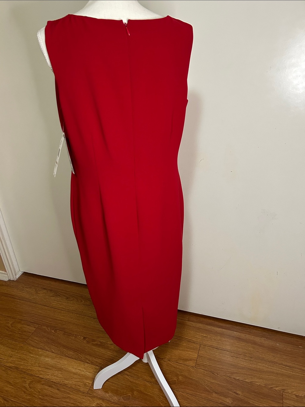 Kasper Sleeveless Midi Dress in Vibrant Red - Picture 2 of 4